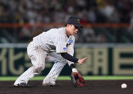 　７回、オースティンのゴロをさばく木浪（撮影・北村雅宏）