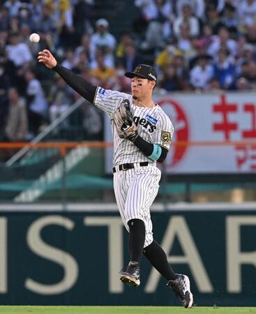 　３回、オースティンの打球を捕球し、素早く返球する佐藤輝（撮影・西田忠信）