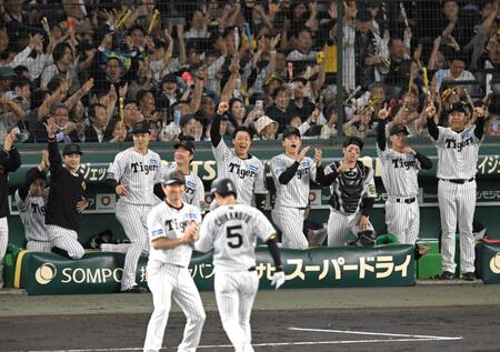 　５回、先制に沸く阪神ナイン（撮影・飯室逸平）