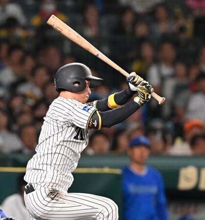 　５回、先制打を放つ近本（撮影・西田忠信）