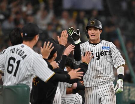 　５回、近本の先制打で生還した木浪（撮影・西田忠信）