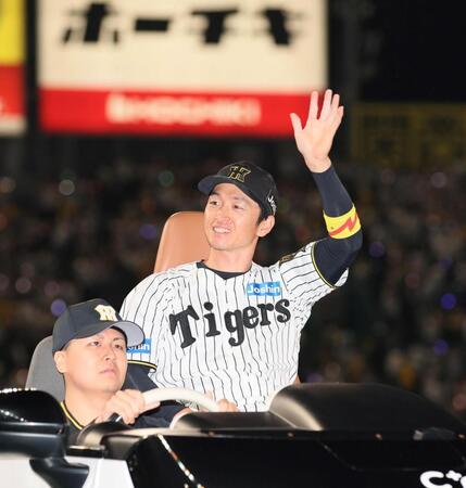 　ファンの声援に応える近本（撮影・北村雅宏）