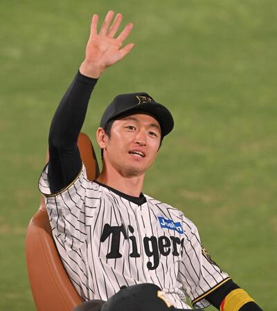 　スタンドのファンに手を振る近本（撮影・飯室逸平）