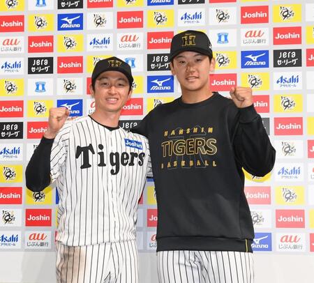 　お立ち台でポーズを決める近本（左）と門別（撮影・西田忠信）