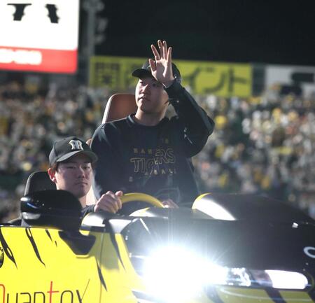 　甲子園初登板初勝利を飾り、ファンの声援に応える門別（撮影・北村雅宏）