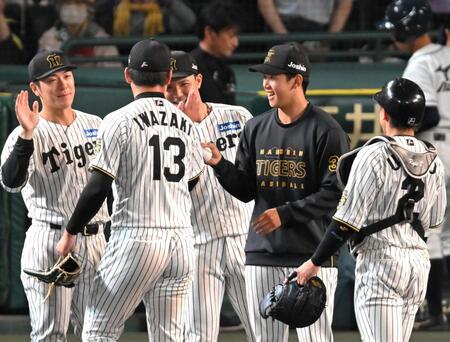 　岩崎（１３）からウイニングボールを受けとり笑顔の門別（撮影・飯室逸平）