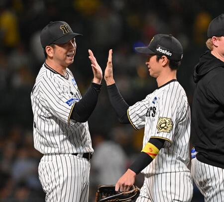 　決勝打の近本（右）とタッチを交わす藤川監督（撮影・西田忠信）