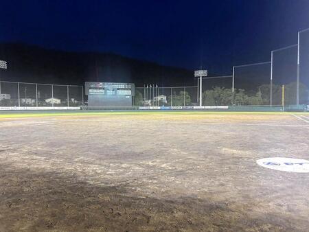 　外野の照明が落ちたむつみスタジアム（撮影・滋野航太）