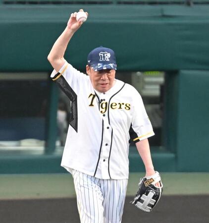 　ファーストピッチセレモニーで投手を務めた島田一の介（撮影・飯室逸平）