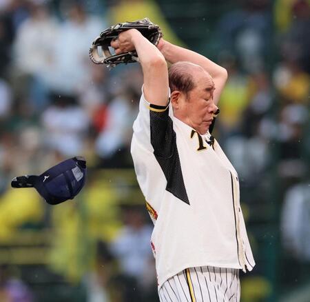 　ファーストピッチセレモニーで帽子を飛ばして投球する島田一の介（撮影・立川洋一郎）