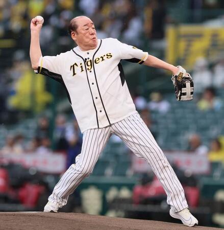 　ファーストピッチセレモニーで投球する島田一の介（撮影・立川洋一郎）