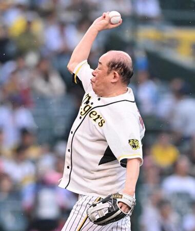 　ファーストピッチセレモニーで投球する島田一の介（撮影・西田忠信）