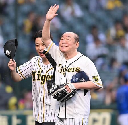　ファーストピッチセレモニーを終え、スタンドに手を振る島田一の介（右）＝撮影・西田忠信