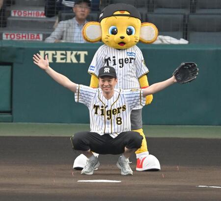 　ファーストピッチセレモニーで捕手を務める伊丹祐貴（撮影・飯室逸平）