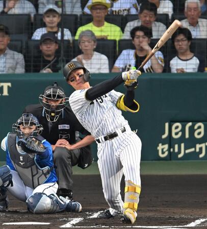 　１回、先制二塁打を放つ森下（撮影・飯室逸平）