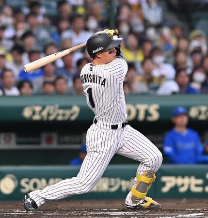 　１回、先制の適時二塁打を放つ森下（撮影・西田忠信）