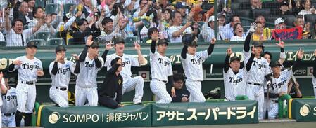 　１回、先制に沸く阪神ナイン（撮影・飯室逸平）