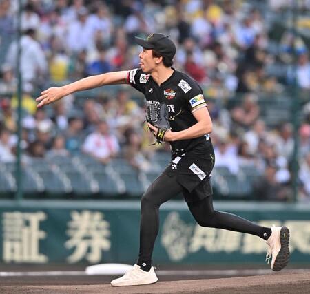 　始球式を務めるウルフドッグス名古屋・小山貴稀（撮影・西田忠信）