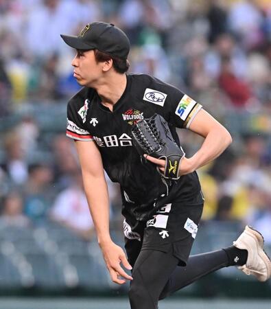 　始球式を務めるウルフドッグス名古屋・小山貴稀（撮影・西田忠信）