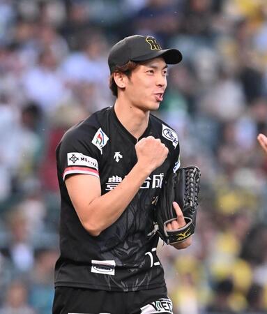 　始球式の投球を終えガッツポーズするウルフドッグス名古屋・小山貴稀（撮影・西田忠信）