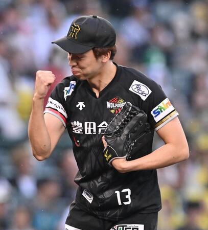 　始球式の投球を終えガッツポーズするウルフドッグス名古屋・小山貴稀（撮影・西田忠信）