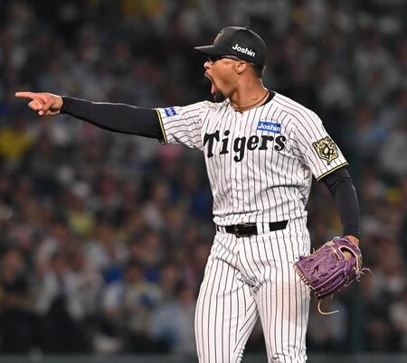 　７回、代打・宮崎の打席でストライクをアピールするデュプランティエ（撮影・西田忠信）