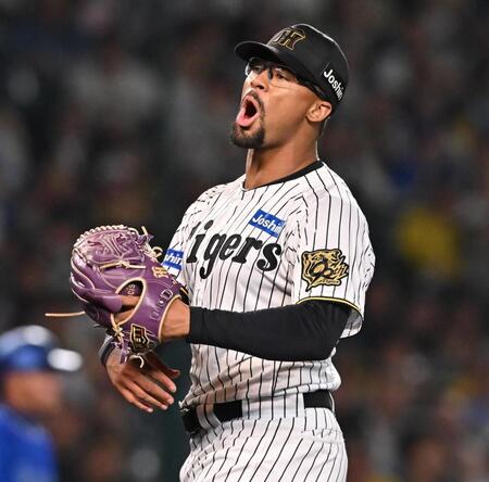 　７回、代打・宮崎に押し出し四球を与えたデュプランティエ（撮影・西田忠信）