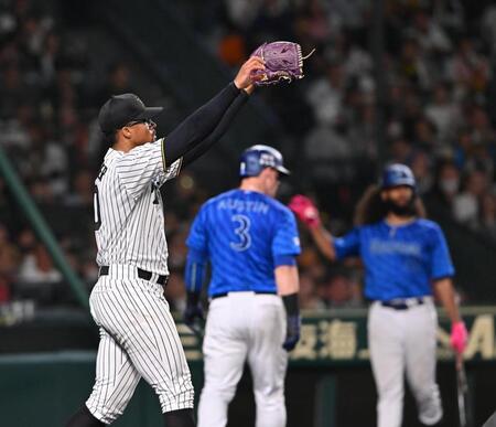 　７回、石上に２点打を許したデュプランティエ（左）＝撮影・西田忠信