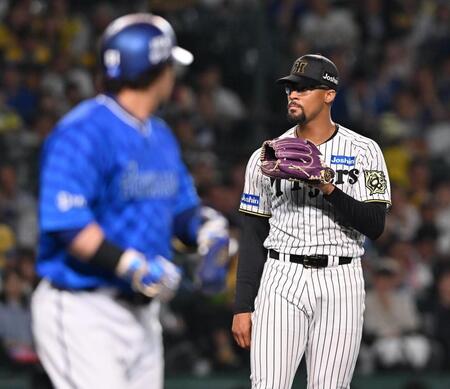 　７回、代打・宮崎（左）に押し出し四球を与えたデュプランティエ（撮影・西田忠信）