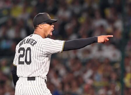 　７回、代打・宮崎への投球が押し出し四球の判定となり声を荒らげるデュプランティエ（撮影・立川洋一郎）