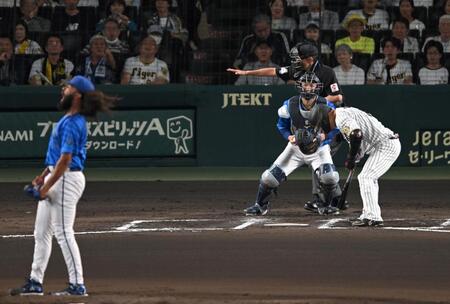 　６回、ジャクソン（左）の前に見逃し三振に倒れる大山（撮影・飯室逸平）