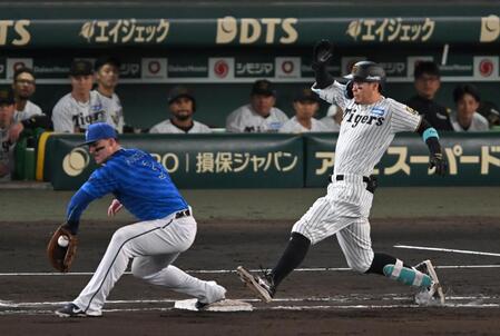 　６回、内野安打で出塁する佐藤輝（撮影・飯室逸平）