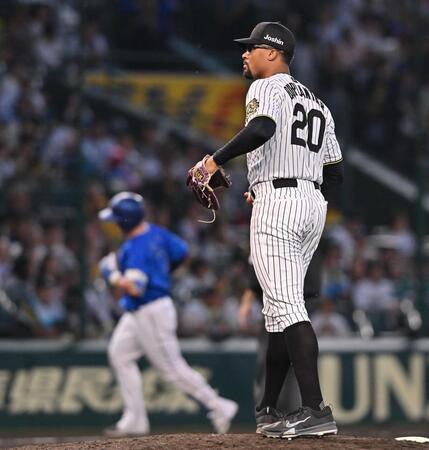 　４回、牧（左）に同点ソロを浴びたデュプランティエ（撮影・西田忠信）