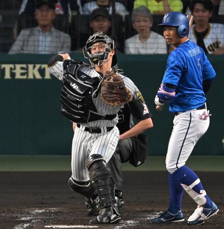 　３回、石上の二盗を阻止する坂本（撮影・飯室逸平）