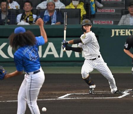 　１回、中前打を放つ中野（撮影・飯室逸平）