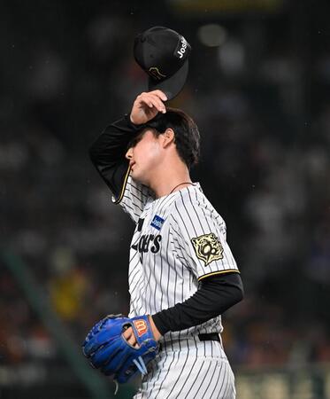 　９回を投げ終え、汗を拭いながらベンチに戻る木下（撮影・西田忠信）