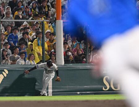 　９回、度会の打球処理にもたつく森下（撮影・西田忠信）