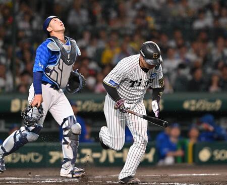 　９回、大山（右）が一邪飛に倒れ試合終了（撮影・西田忠信）
