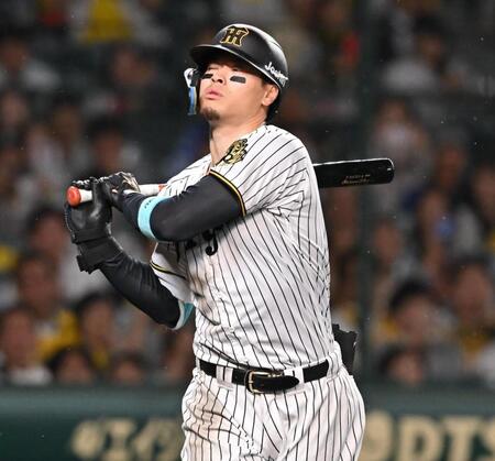 　９回、空振り三振に倒れる佐藤輝（撮影・西田忠信）