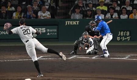 　７回、勝ち越しとなる押し出し四球を選ぶ宮崎（撮影・飯室逸平）