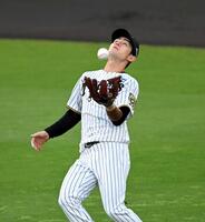 　１回、牧の飛球を好捕する中野（撮影・飯室逸平）
