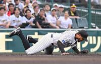 　１回、桑原の三ゴロで好守備を見せるヘルナンデス（撮影・西田忠信）