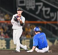 　７回、木浪からの送球を受け、一塁へ転送する中野（右）＝撮影・西田忠信