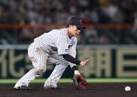 　７回、オースティンのゴロをさばく木浪（撮影・北村雅宏）