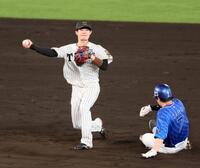 　７回、オースティンの打球を処理した木浪からボールを受け、一塁へ転送して併殺にする二塁手・中野（撮影・立川洋一郎）