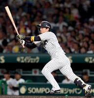 　５回、先制となる適時打を放つ近本