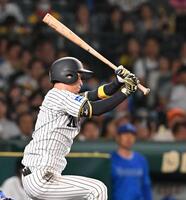 　５回、先制打を放つ近本（撮影・西田忠信）