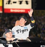 　ファンの声援に応える近本（撮影・北村雅宏）