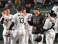 　岩崎（１３）からウイニングボールを受けとり笑顔の門別（撮影・飯室逸平）