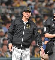 　５回を終え、選手交代を告げる藤川監督（撮影・西田忠信）